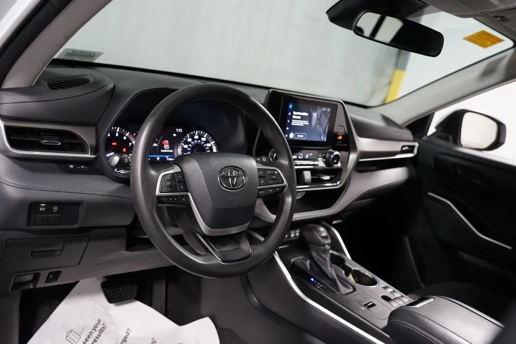 2023 Toyota Highlander L thumbnail 12