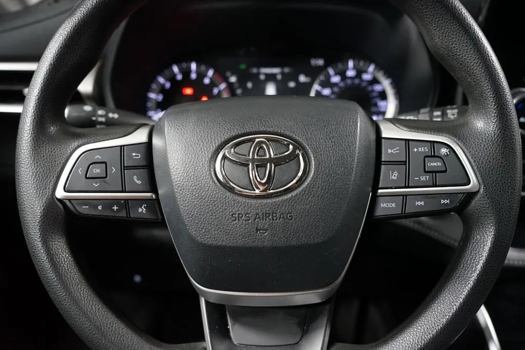 2023 Toyota Highlander L thumbnail 13