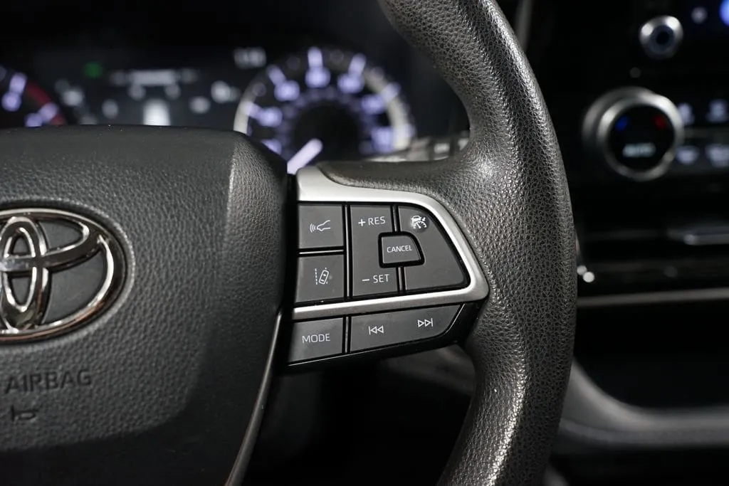 2023 Toyota Highlander L thumbnail 14