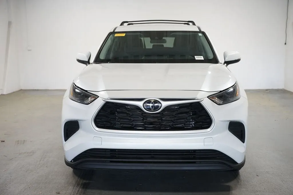 2023 Toyota Highlander L thumbnail 2
