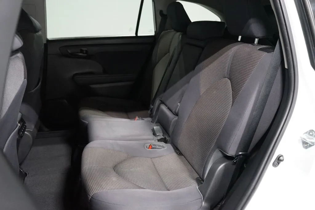 2023 Toyota Highlander L thumbnail 28