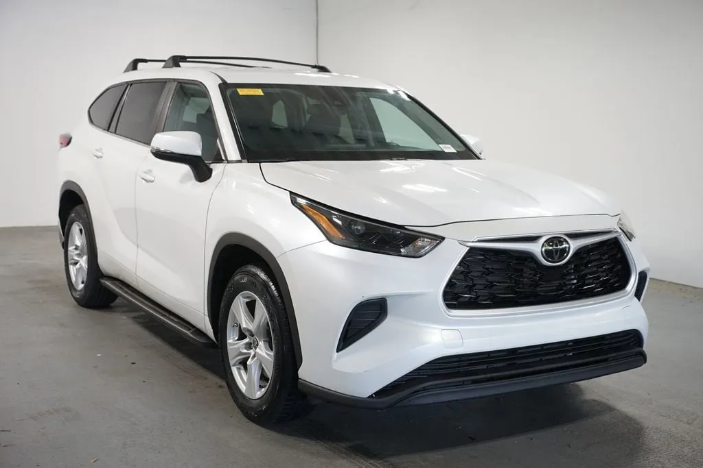 2023 Toyota Highlander L thumbnail 3