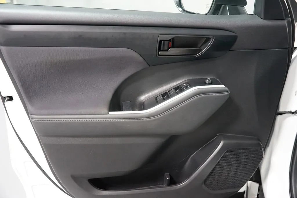 2023 Toyota Highlander L thumbnail 30