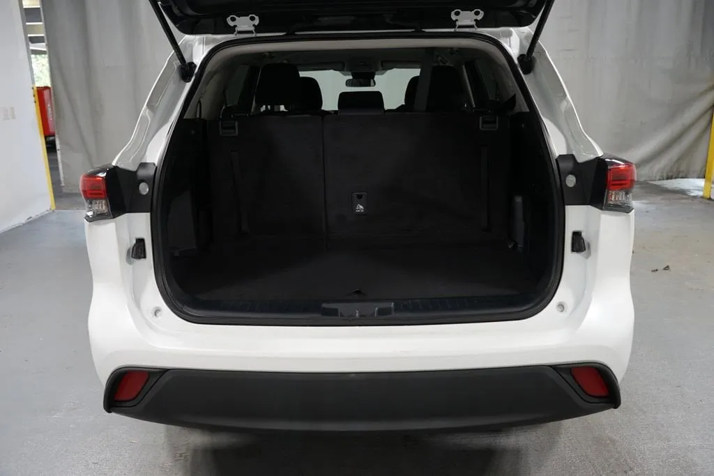 2023 Toyota Highlander L thumbnail 34