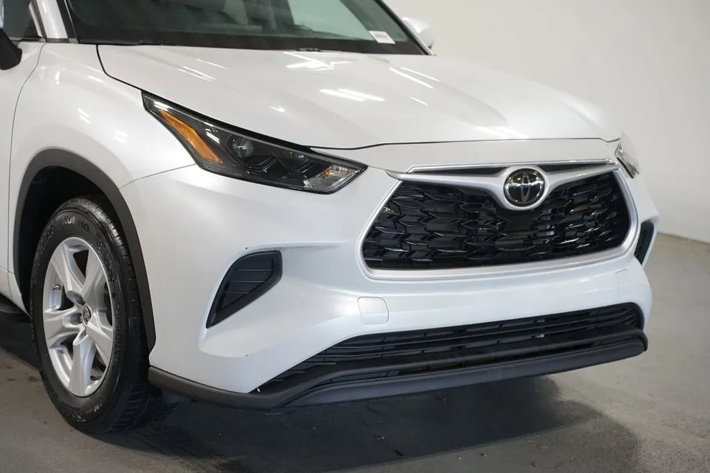 2023 Toyota Highlander L thumbnail 4