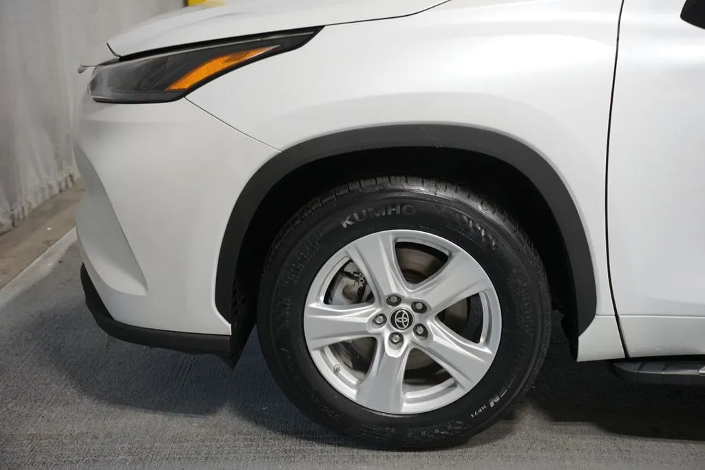 2023 Toyota Highlander L thumbnail 5