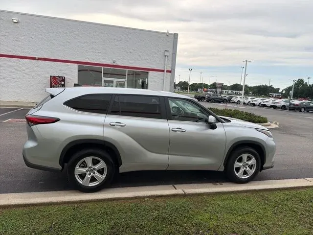 2023 Toyota Highlander LE thumbnail 10