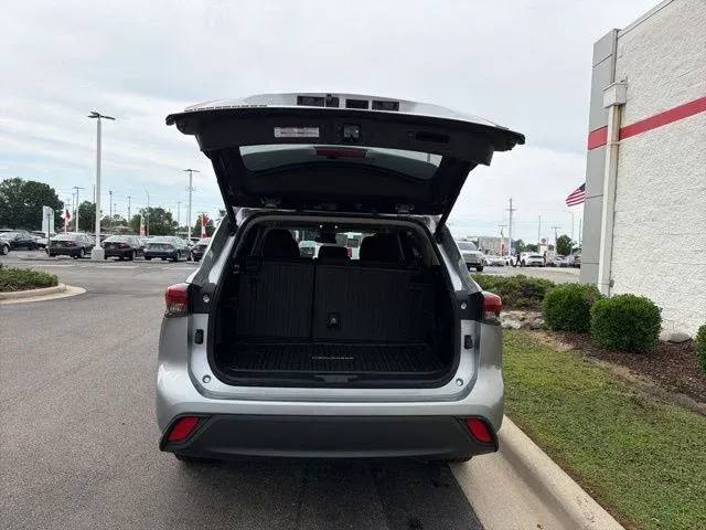 2023 Toyota Highlander LE thumbnail 13