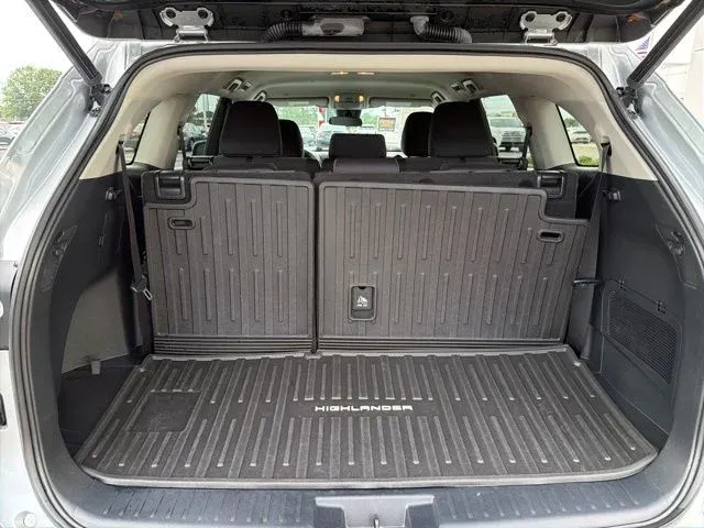 2023 Toyota Highlander LE thumbnail 14