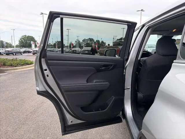 2023 Toyota Highlander LE thumbnail 18