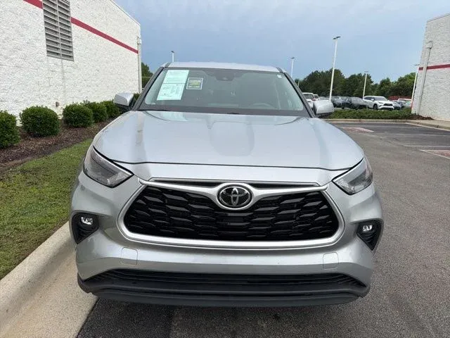 2023 Toyota Highlander LE thumbnail 2