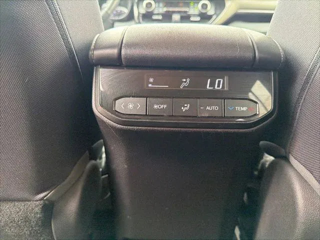 2023 Toyota Highlander LE thumbnail 25