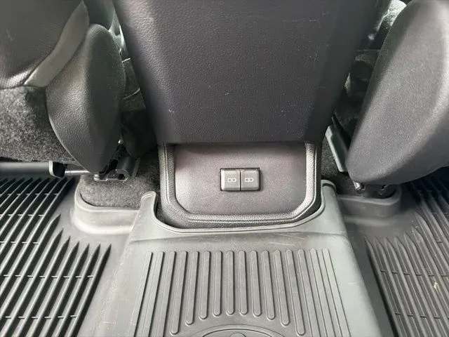 2023 Toyota Highlander LE thumbnail 26