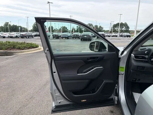 2023 Toyota Highlander LE thumbnail 28