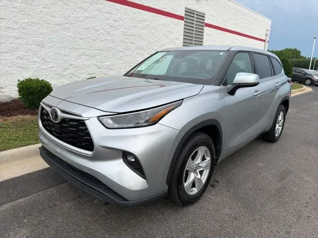 2023 Toyota Highlander LE thumbnail 3