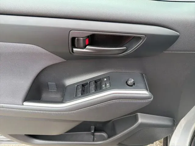 2023 Toyota Highlander LE thumbnail 30