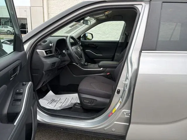 2023 Toyota Highlander LE thumbnail 31