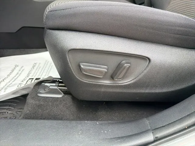 2023 Toyota Highlander LE thumbnail 32