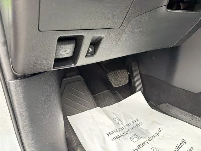 2023 Toyota Highlander LE thumbnail 33
