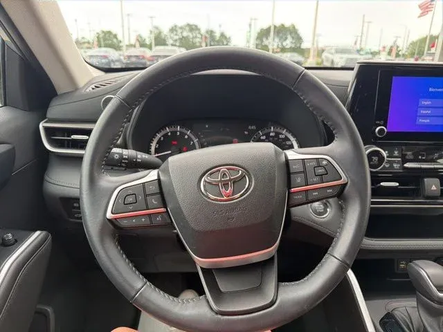 2023 Toyota Highlander LE thumbnail 35
