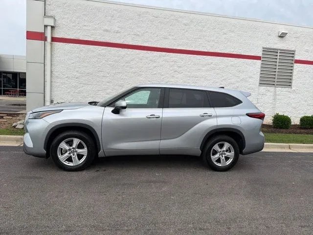 2023 Toyota Highlander LE thumbnail 4