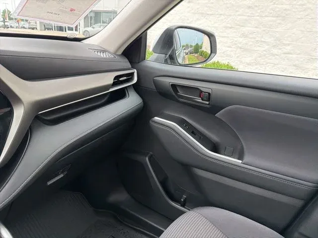 2023 Toyota Highlander LE thumbnail 49
