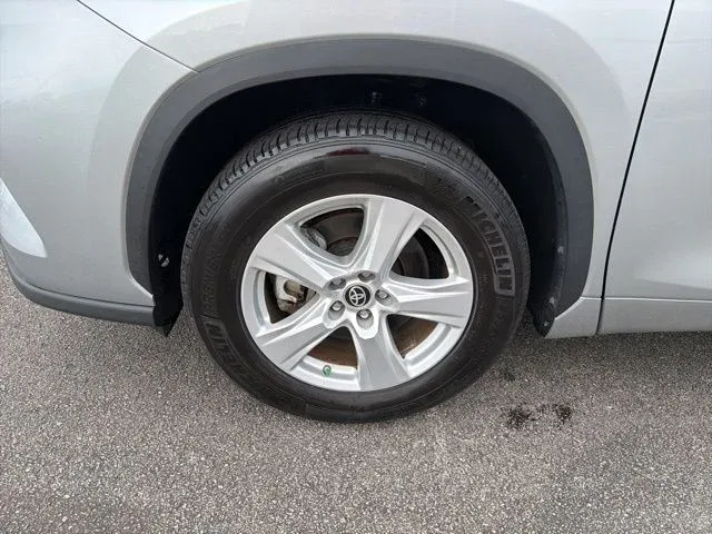 2023 Toyota Highlander LE thumbnail 5