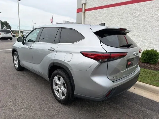 2023 Toyota Highlander LE thumbnail 7
