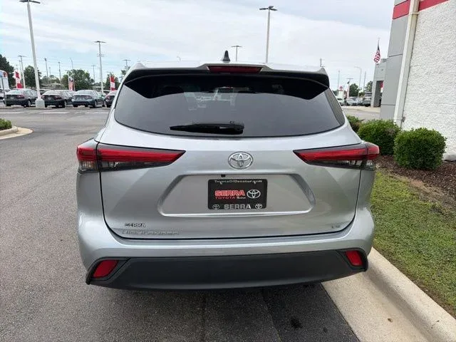 2023 Toyota Highlander LE thumbnail 8