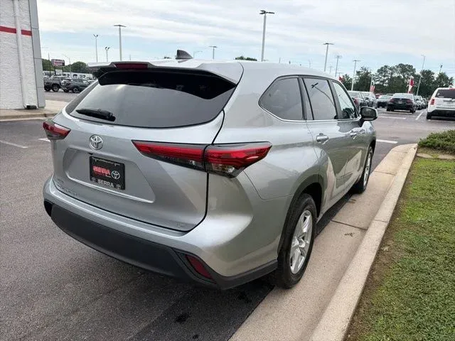 2023 Toyota Highlander LE thumbnail 9