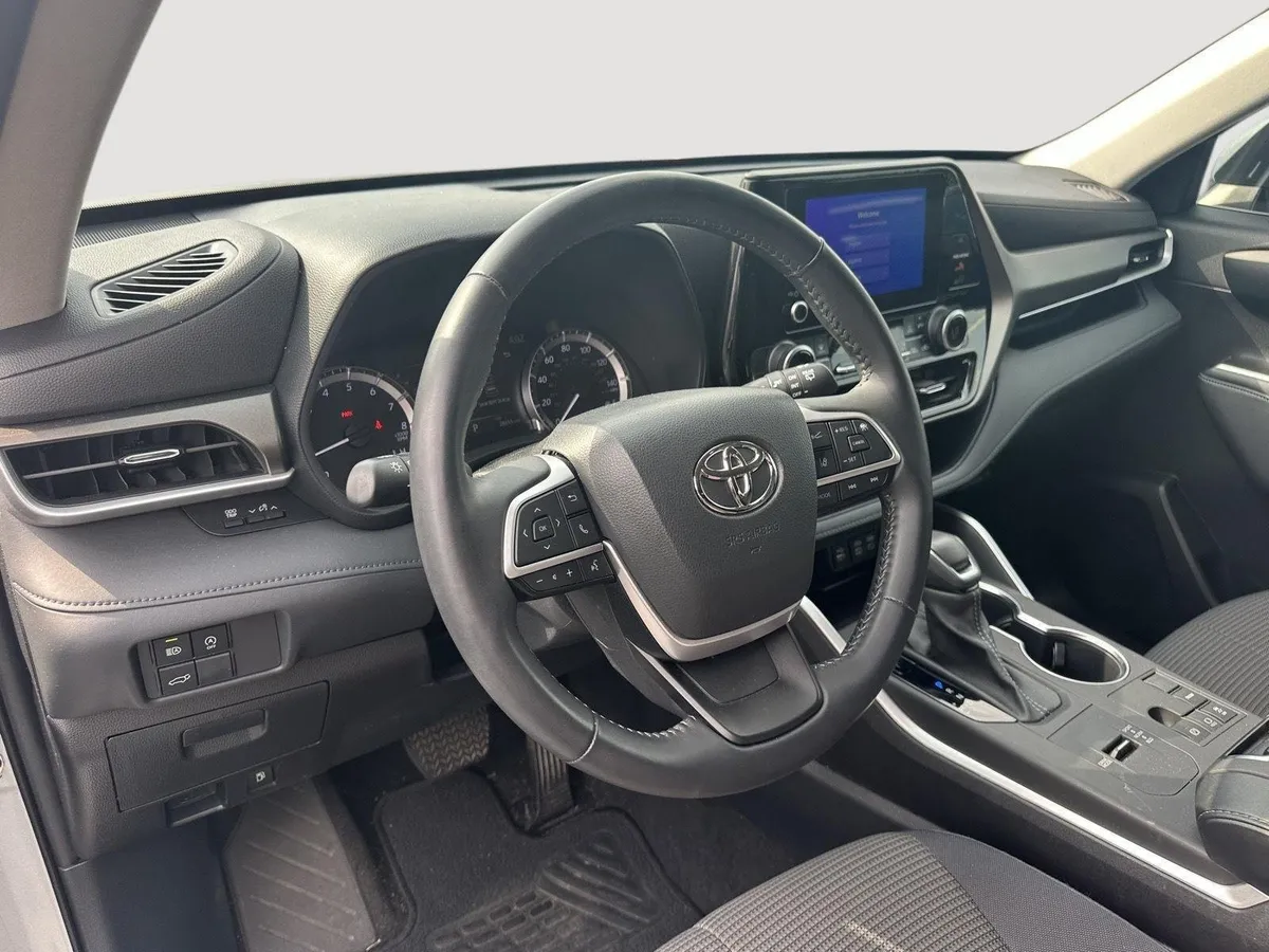 2023 Toyota Highlander LE thumbnail 11