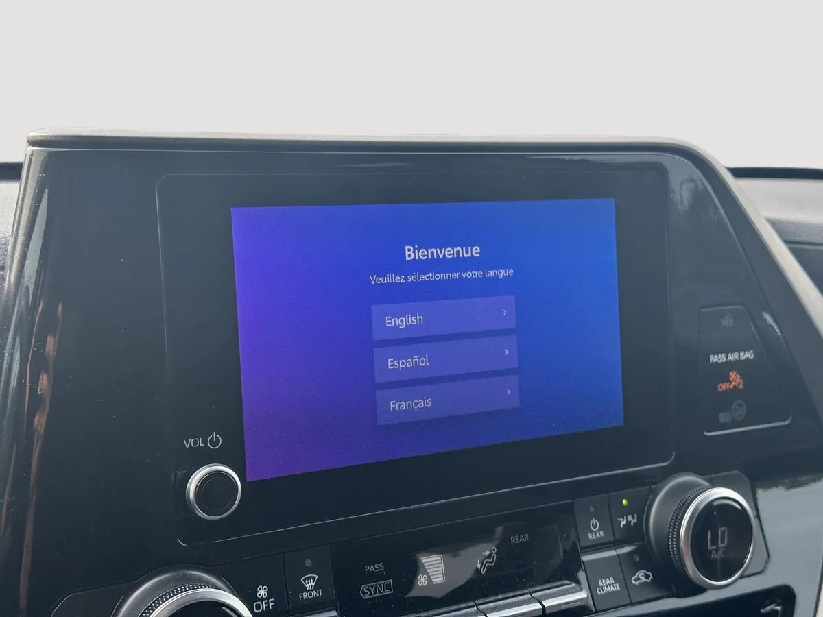 2023 Toyota Highlander LE thumbnail 12