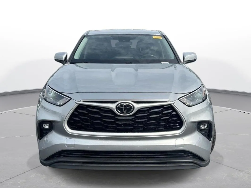 2023 Toyota Highlander LE thumbnail 3