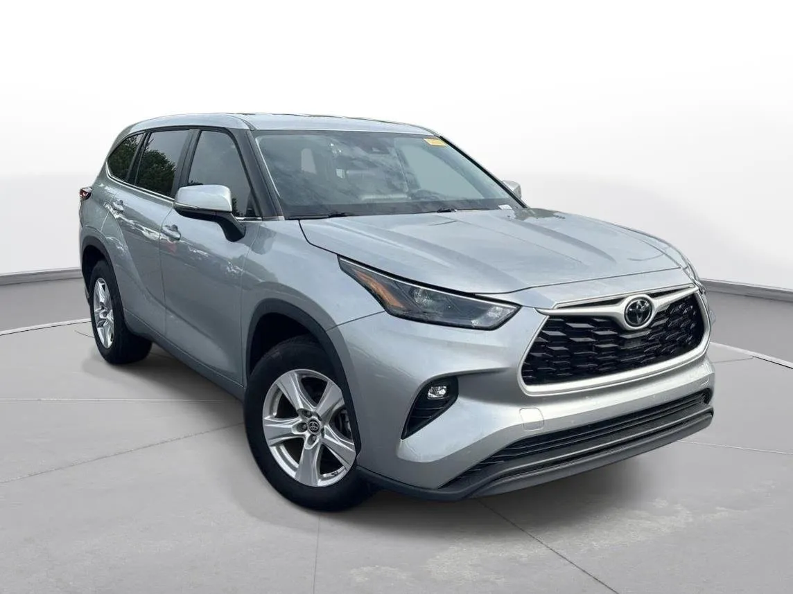 2023 Toyota Highlander LE thumbnail 4