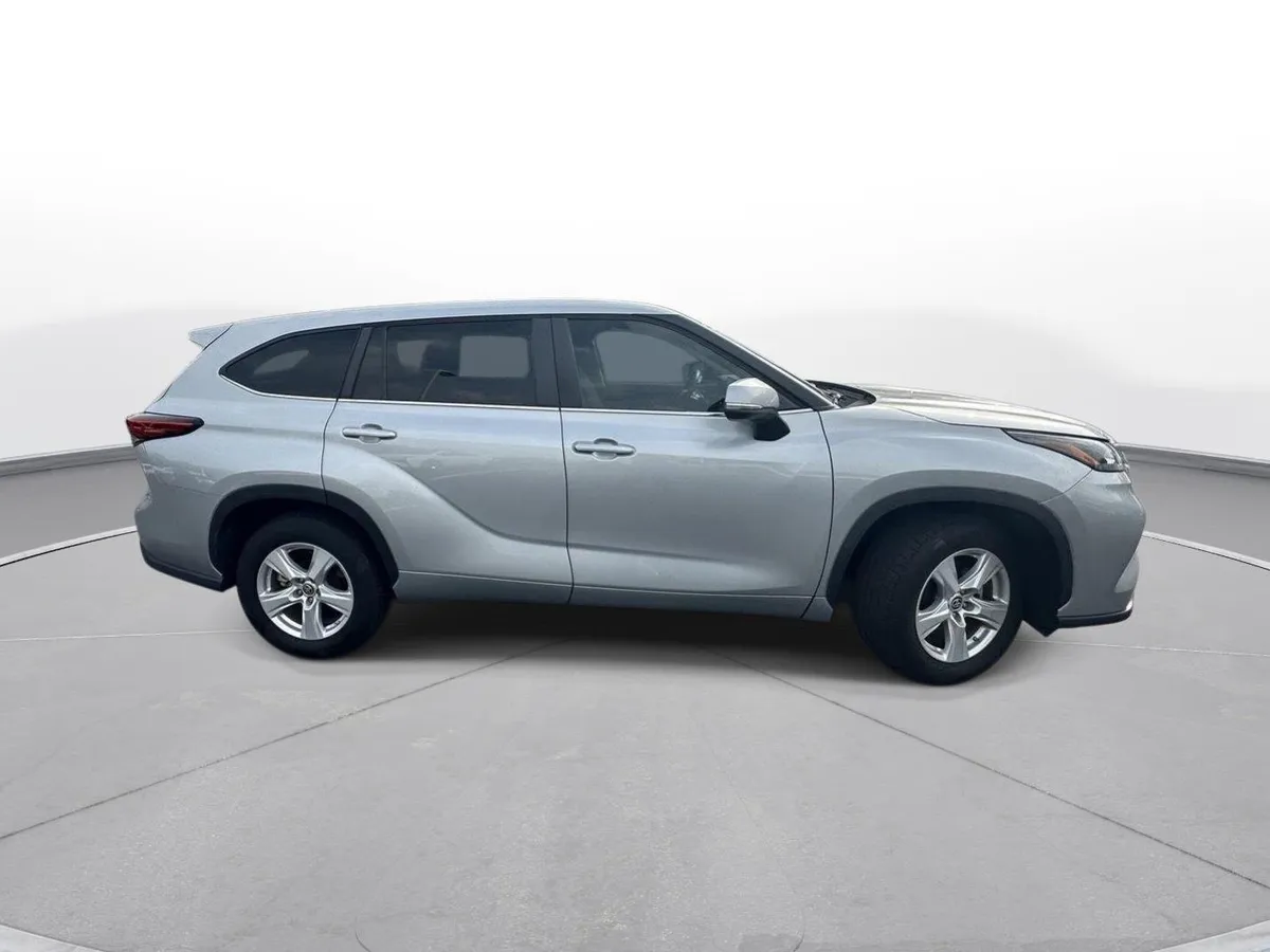 2023 Toyota Highlander LE thumbnail 5