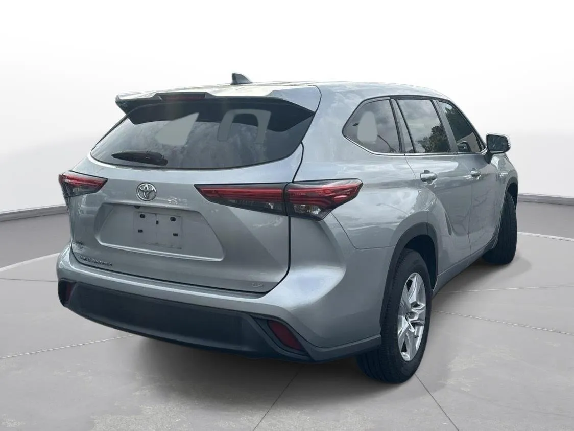 2023 Toyota Highlander LE thumbnail 6