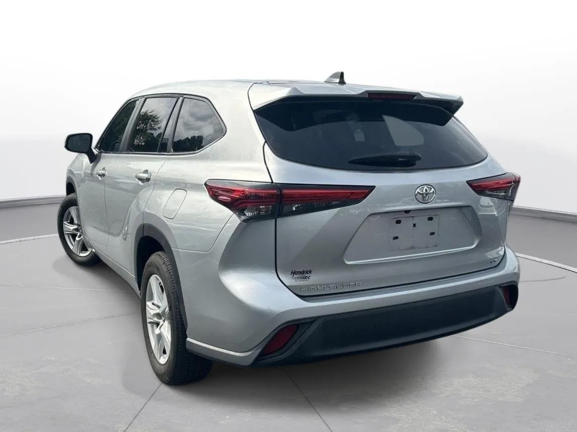 2023 Toyota Highlander LE thumbnail 8