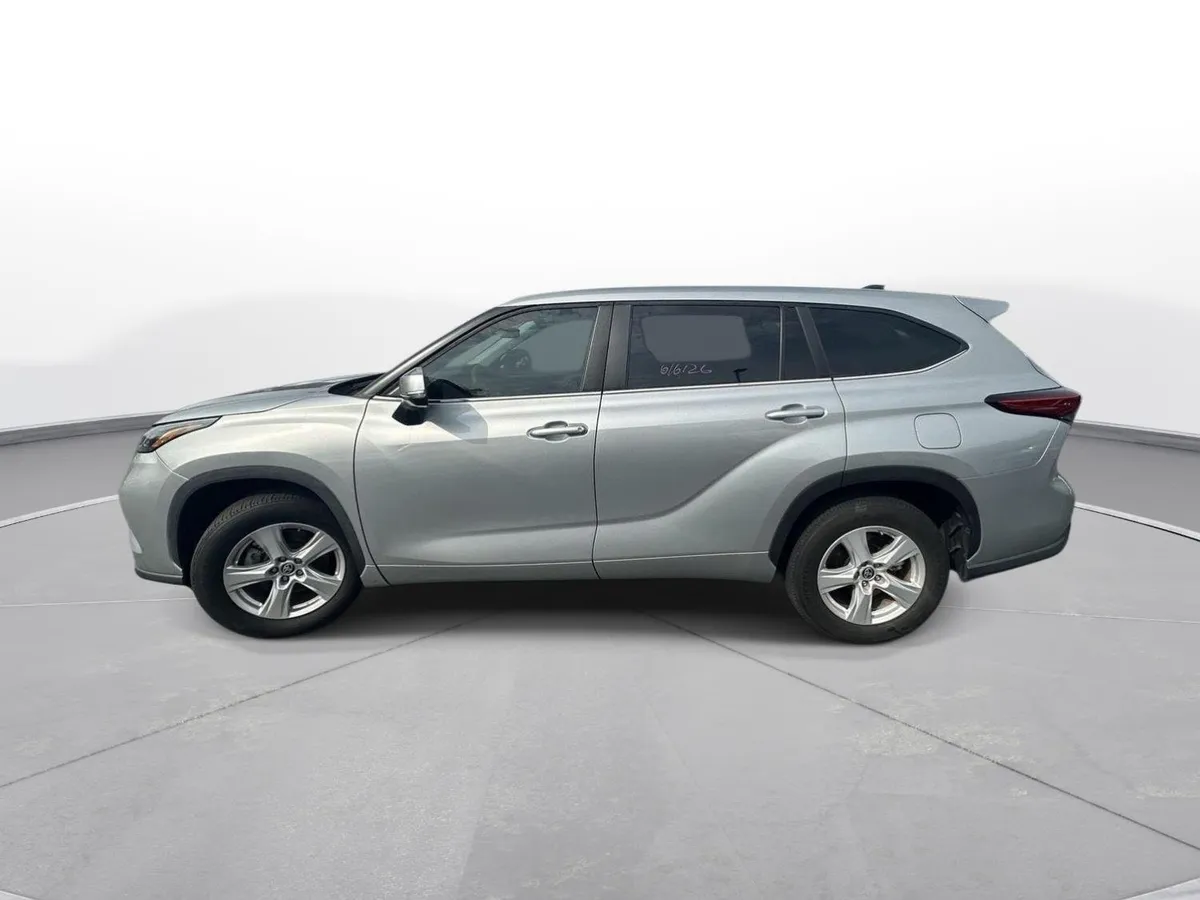 2023 Toyota Highlander LE thumbnail 9