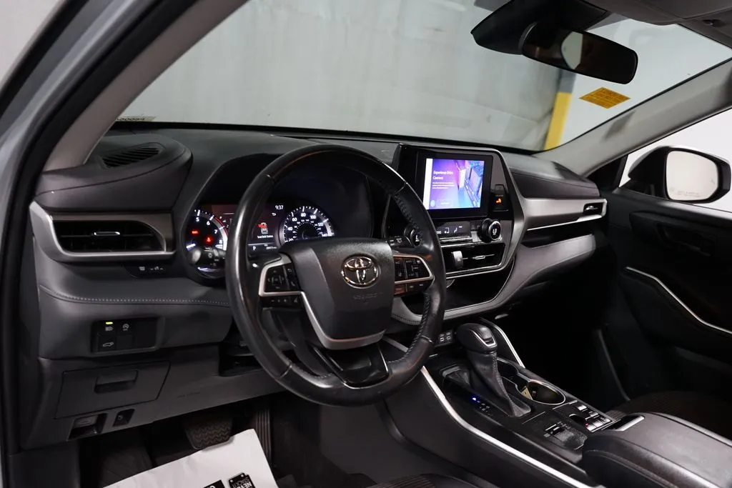 2023 Toyota Highlander LE thumbnail 11