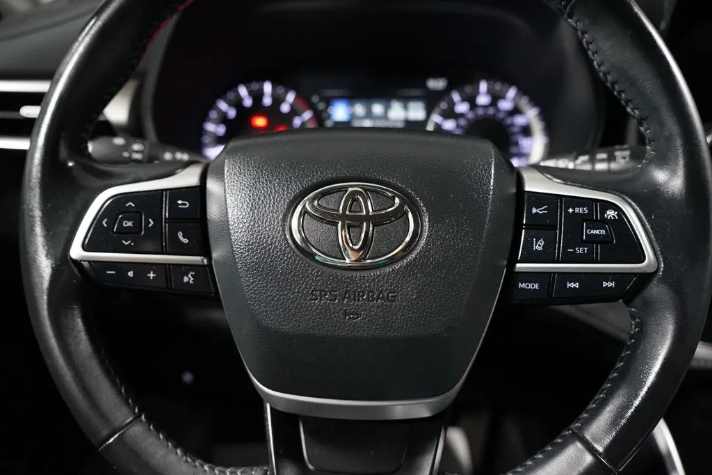 2023 Toyota Highlander LE thumbnail 12