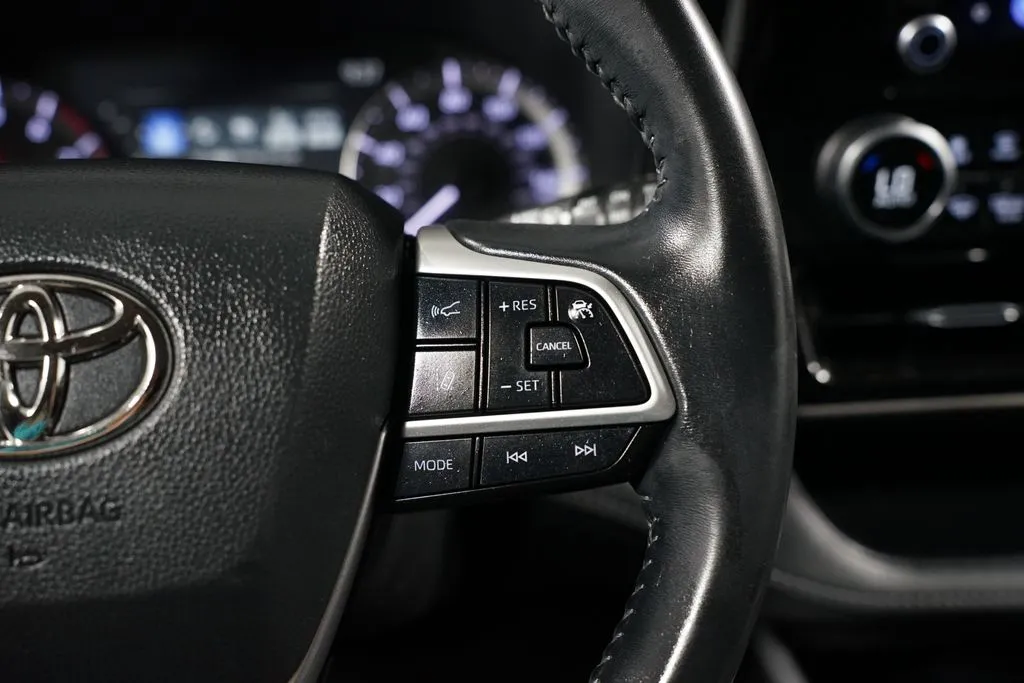 2023 Toyota Highlander LE thumbnail 13
