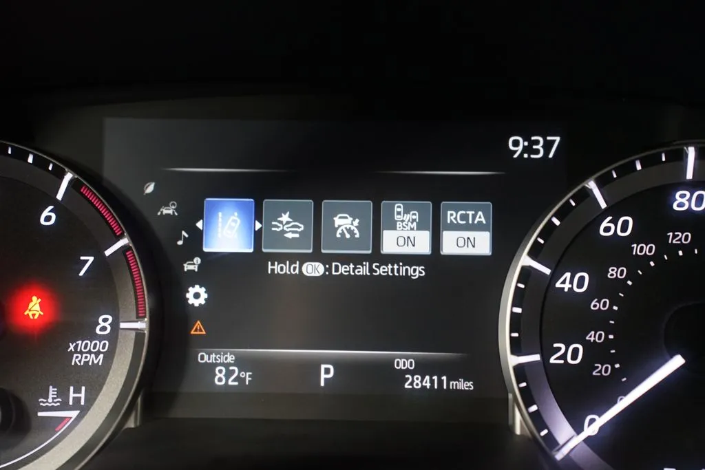 2023 Toyota Highlander LE thumbnail 16