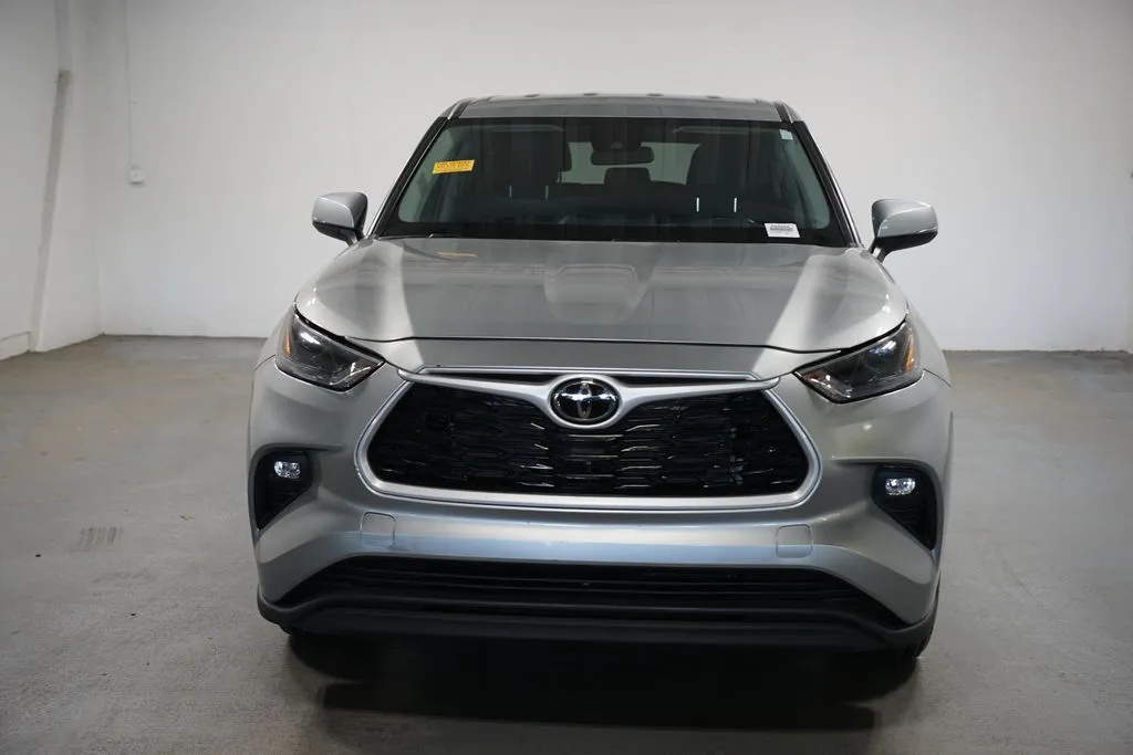 2023 Toyota Highlander LE thumbnail 2