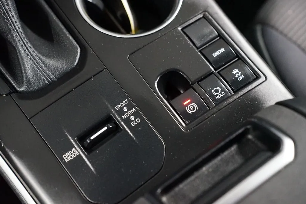 2023 Toyota Highlander LE thumbnail 23