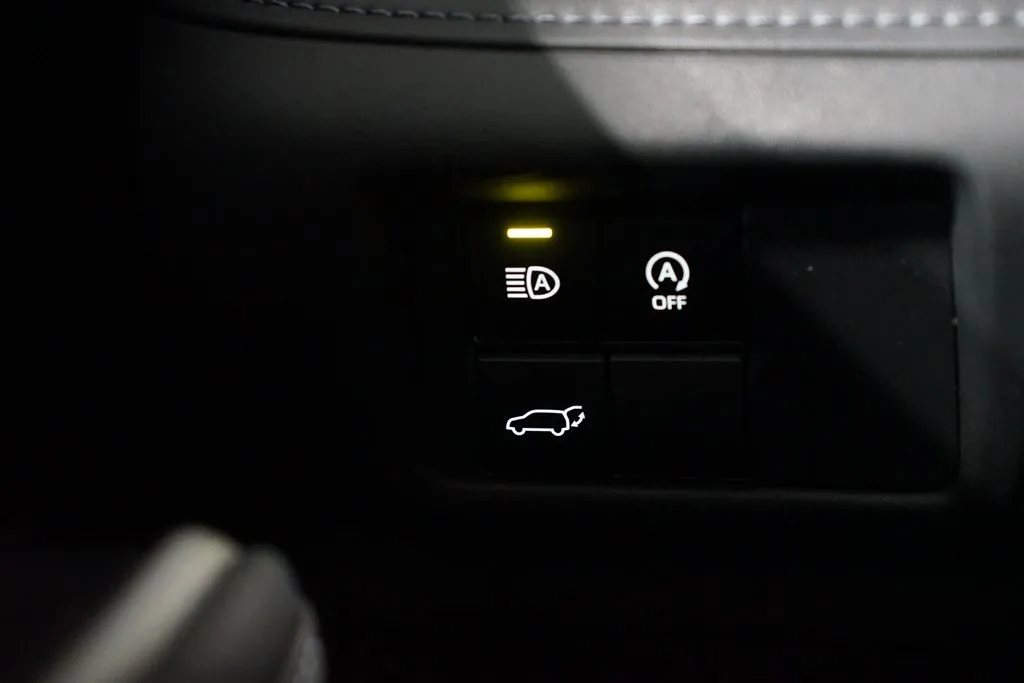 2023 Toyota Highlander LE thumbnail 24