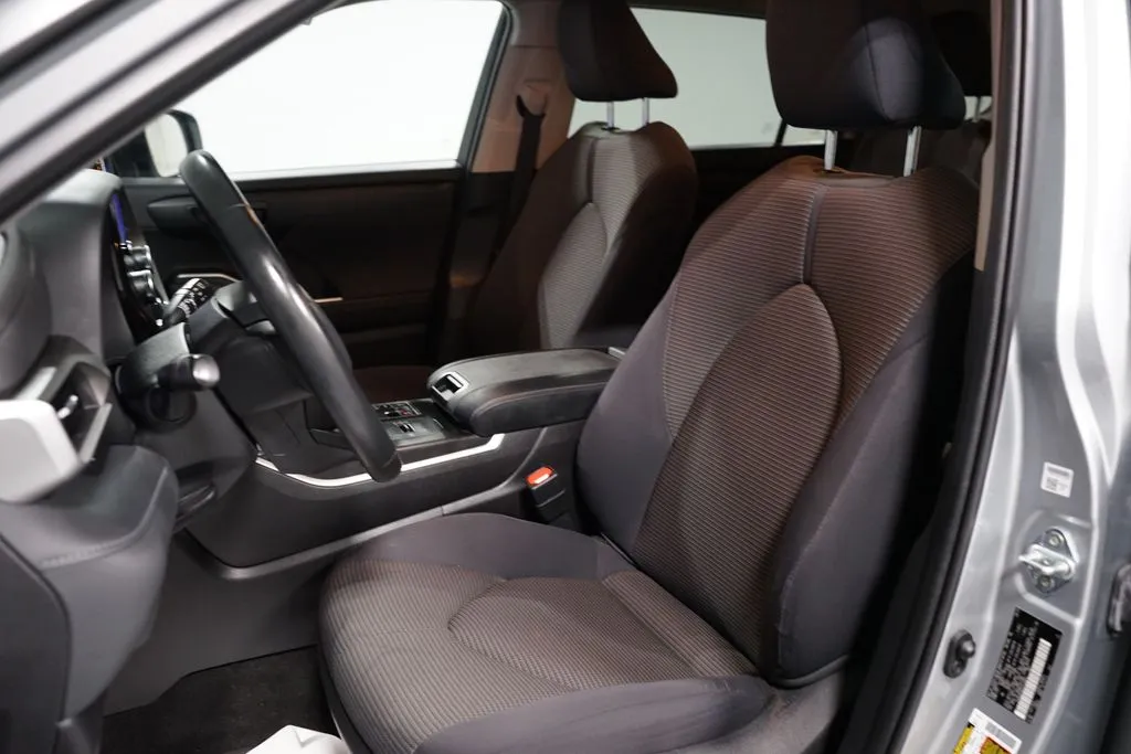 2023 Toyota Highlander LE thumbnail 27