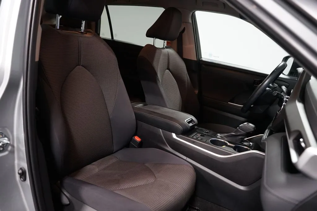 2023 Toyota Highlander LE thumbnail 28