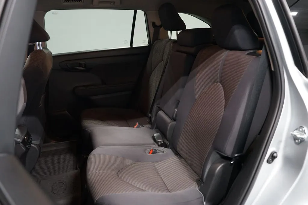 2023 Toyota Highlander LE thumbnail 29
