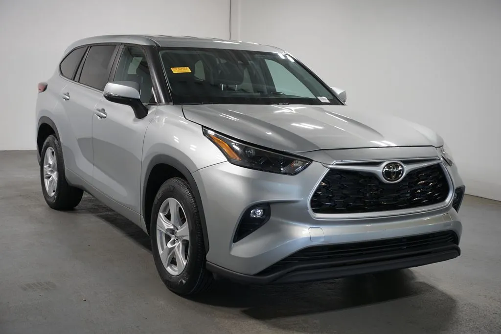 2023 Toyota Highlander LE thumbnail 3
