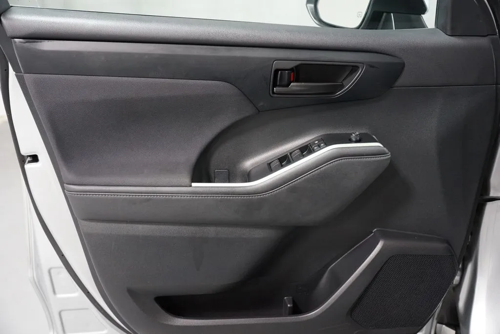 2023 Toyota Highlander LE thumbnail 31